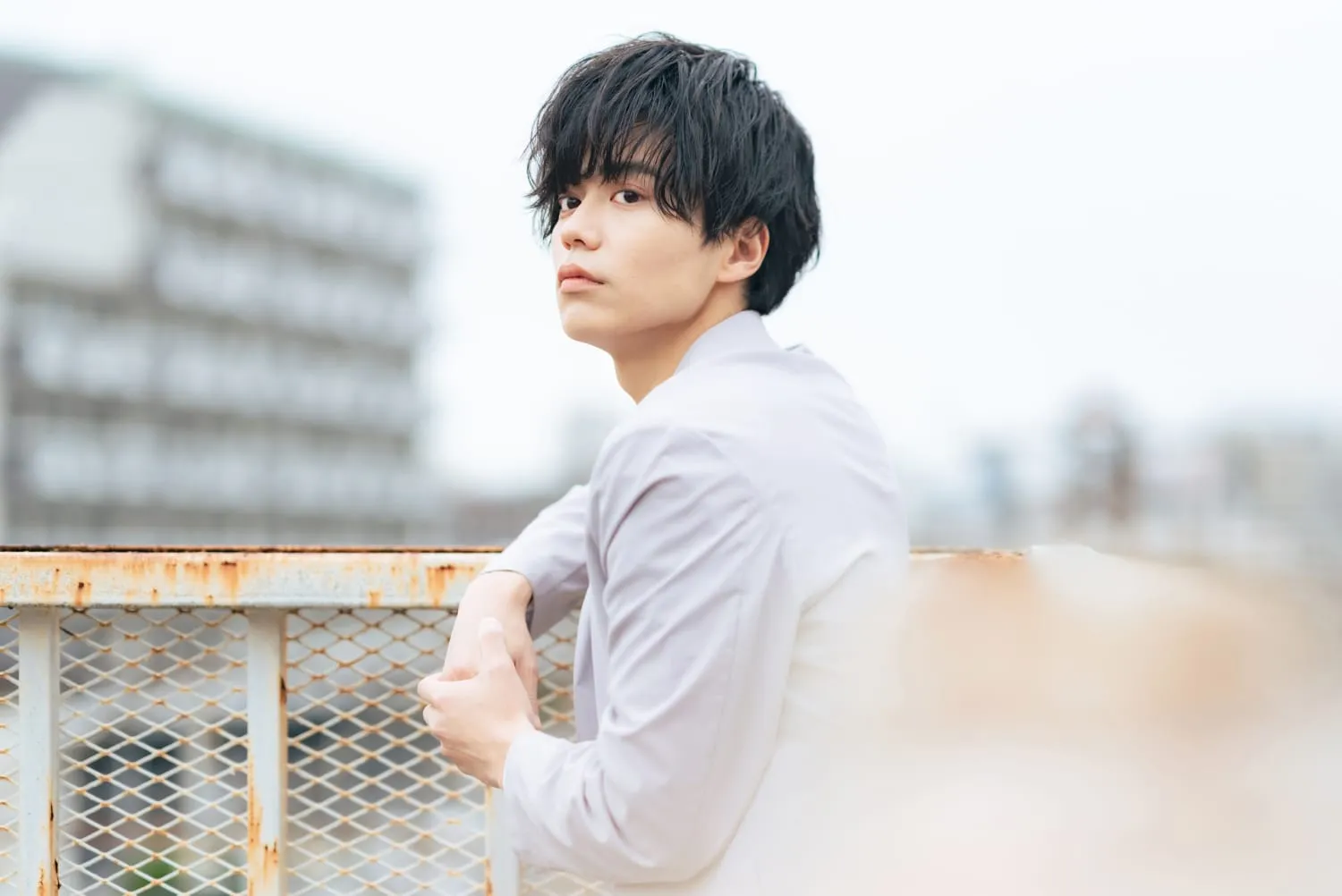振り向く男性